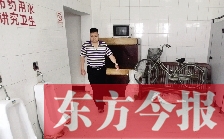 男廁中擺放的電視機、柜子、自行車等物品