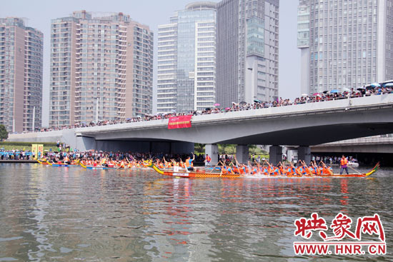 6月11日，2013中華軒轅龍舟大賽，在鄭州東區(qū)的如意湖舉行。