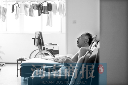 金老先生因偏癱生活不能自理，鄰居說，平時經(jīng)?？吹阶o工和老人的弟弟前來照顧 實習(xí)生 唐韜/攝