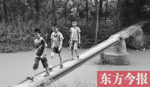 這座寬僅0.4米的危橋，承擔(dān)著1000多人的出行