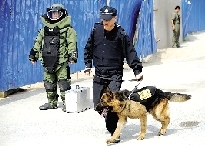 排爆專家、警犬在現(xiàn)場待命。