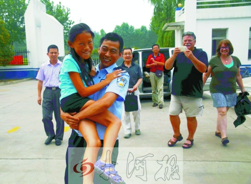 黨心松一行人剛下車，楊衛(wèi)軍就一把抱起了她，流露出幸福的笑容，不遠(yuǎn)處史蒂夫拍照銘記這一刻。