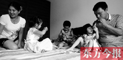 昨日，鄭州市民蔣先生的家中，一家人陪著妞妞（右二）玩耍