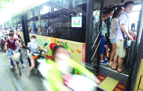 　　7月12日，鄭州市花園路，下班高峰期。