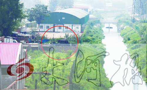 　彩虹橋西南側有一個大型地溝油加工窩點，廢水流入旁邊的排水渠。