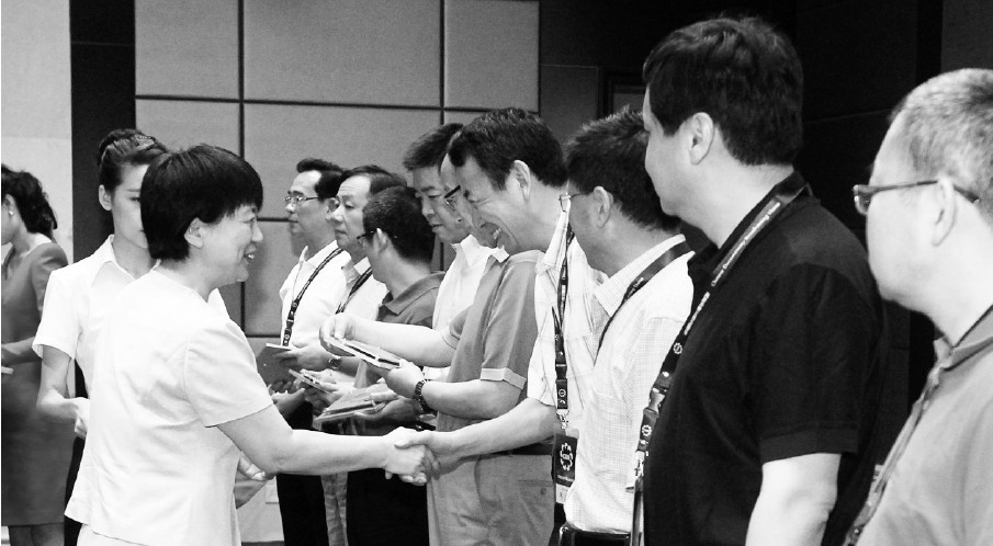河南省委常委、宣傳部長趙素萍給中國紀(jì)錄片播出聯(lián)盟理事臺發(fā)放牌匾