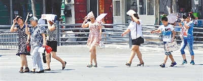  街頭，遮擋陽光是一門“技術(shù)活”。