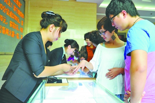在北上廣等一線城市，鉆戒價(jià)格與國際接軌，價(jià)格不高，引發(fā)市民搶購潮。