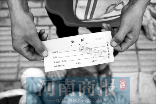 百花路附近的瓜農(nóng)宋師傅交完衛(wèi)生費(fèi)后收到一張收據(jù)，但沒有收款單位
