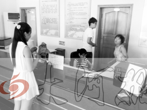 鄭州市人才交流服務(wù)中心二樓大廳，剛畢業(yè)大學(xué)生咨詢政策，工作人員卻在若無(wú)其事地玩手機(jī)。