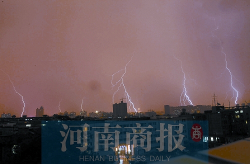 昨天21:30左右，雷電頻頻“光顧”鄭州市區(qū)