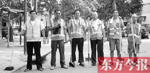 昨天下午6點(diǎn)，6名環(huán)衛(wèi)工人相伴乘坐B(niǎo)1返回27公里外的花園口村。