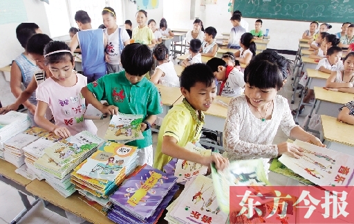 昨日，鄭州市中小學開學，鄭州市帝湖小學教室內(nèi)，學生們在免費領課本