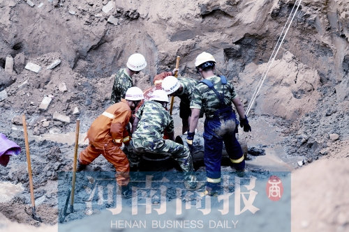 　　7個多小時的奮力救援，也沒能救回這個孩子