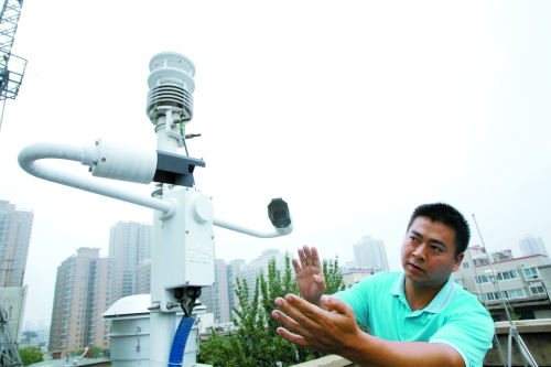 我省首個(gè)灰霾監(jiān)測(cè)站預(yù)計(jì)月底在鄭州正式投入使用，這是工作人員在介紹室外大氣采集設(shè)備使用情況。（資料圖）