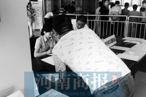 戴著耳機工作，挺“愜意”