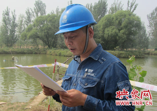 登塔之前，樊建軍在做最后的安全指示