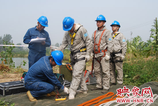 “弟兄們”每次上塔作業(yè)，樊建軍都要認(rèn)真核對(duì)檢查，不容一絲失誤出現(xiàn)。