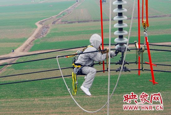 超高壓輸電線是樊建軍工作的主戰(zhàn)場(chǎng)，他現(xiàn)在雖然不經(jīng)常登塔，但在塔下卻并不輕松。