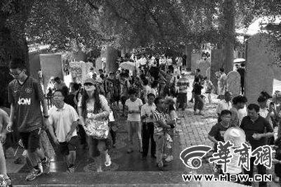 每天都有大量游客涌來，探訪他們心目中的少林