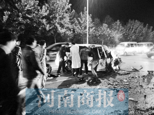 慘劇現(xiàn)場(chǎng)，眾人紛紛上前施救，有人拉住變形的車門，為傷者爭(zhēng)取救援時(shí)間