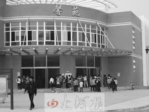 學(xué)生們排隊進入食堂就餐，對于統(tǒng)一15元的收費標(biāo)準(zhǔn)，不少學(xué)生和家長很不理解。