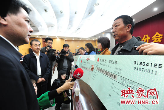 最高人民法院執(zhí)行局局長(zhǎng)劉貴祥、河南省高級(jí)人民法院院長(zhǎng)張立勇親手為申請(qǐng)執(zhí)行人員發(fā)放執(zhí)行款