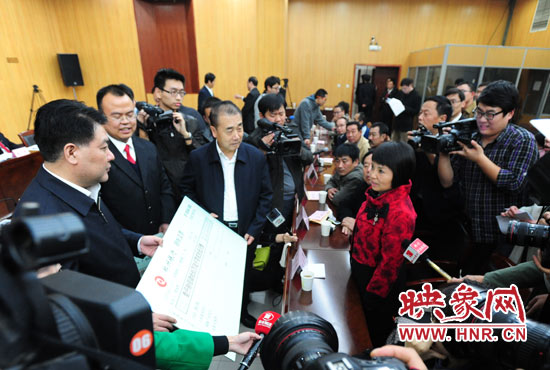 最高人民法院執(zhí)行局局長(zhǎng)劉貴祥、河南省高級(jí)人民法院院長(zhǎng)張立勇親手為申請(qǐng)執(zhí)行人員發(fā)放執(zhí)行款
