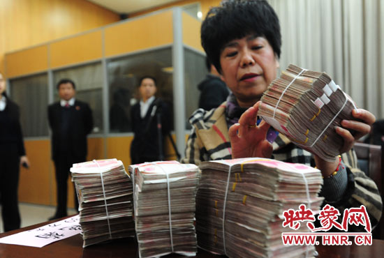 當(dāng)天共發(fā)放執(zhí)行款4110萬元。其中，支票4018萬元，現(xiàn)金92萬元。
