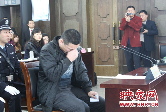 庭審現(xiàn)場，被告人常樹民哽咽著宣讀手中的悔恨書。