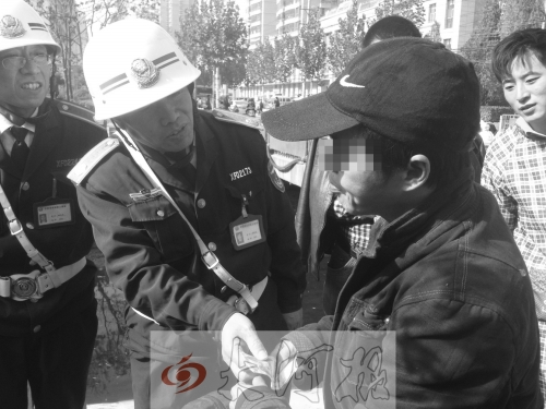 巡防隊(duì)員給蔣某錢(qián)讓其去買飯吃