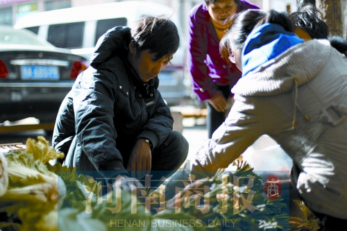 附近的市民得知了他的遭遇，紛紛前來(lái)買(mǎi)菜