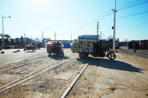 這里常?！叭搜鲴R翻”,常有婦女騎車帶孩子摔得頭破血流