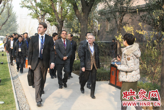 河南鄭州2013服務(wù)外包大會(huì)的嘉賓們參觀了金水科教園區(qū)和河南外包產(chǎn)業(yè)園并留下了深刻的印象。