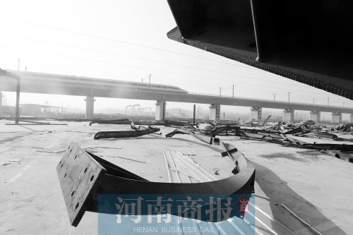 　鐵路兩側(cè)，不少建筑物已經(jīng)被拆除