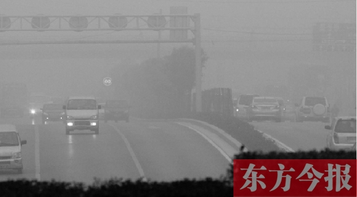 昨天早上，鄭州氣象臺發(fā)布大霧紅色預警，鄭州空氣質(zhì)量也再次迎來重度污染的預警