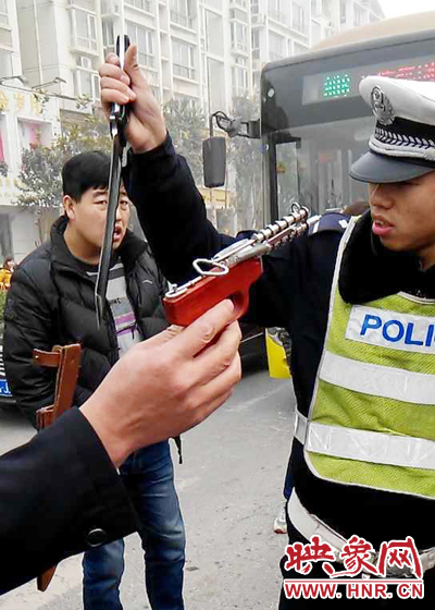 據(jù)當(dāng)事交警描述，男子自知車上有刀，在車輛被逼停后，車上的另一名男子試圖將刀具交給到達(dá)現(xiàn)場的同伴。