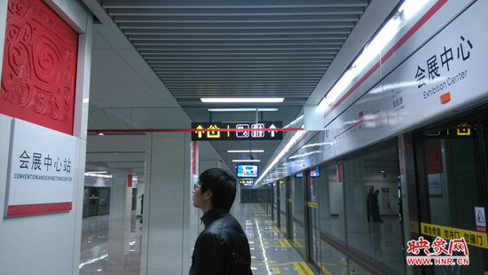 會展中心站，兩塊牌子的站點名稱英文翻譯也不相同