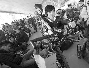 由于媽媽生病，盧文成只得中途放棄騎行改乘火車趕回老家。