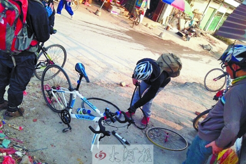 運(yùn)氣不好，十分鐘被扎了兩次胎，只能自己修車。