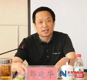 臺上的郭建華。 資料圖