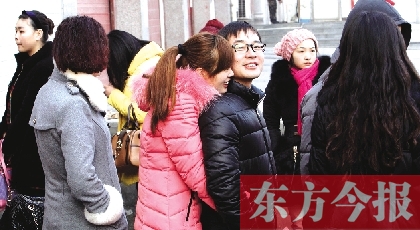 在鄭州市二七區(qū)婚姻登記處，新人們在門外排長隊(duì)