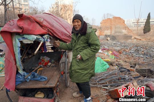 圖為老人向記者講述其生活狀況。周小云 攝