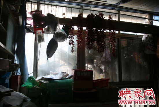 受影響的住戶將自己的窗戶遮擋起來，以防被加蓋樓層住戶看到自家