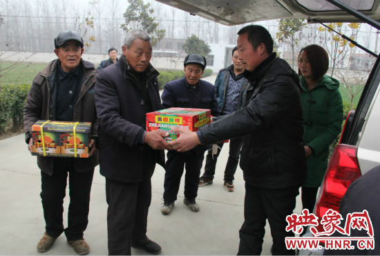 鄭春光的父親鄭慶兵和女兒鄭元元帶著他未完成的夢(mèng)想來(lái)到了鄭集鄉(xiāng)敬老院，看望慰問(wèn)居住在這里的五保老人。