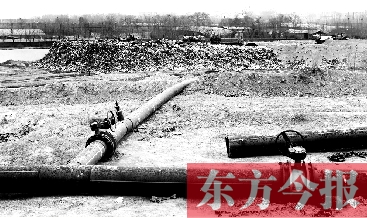 鄭州首座垃圾沼氣電廠并網(wǎng)發(fā)電，集氣管一端連接垃圾山深處，一端連接電廠集氣裝置