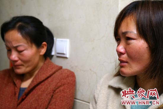 提及現(xiàn)狀，柴小快的女兒不住流淚。
