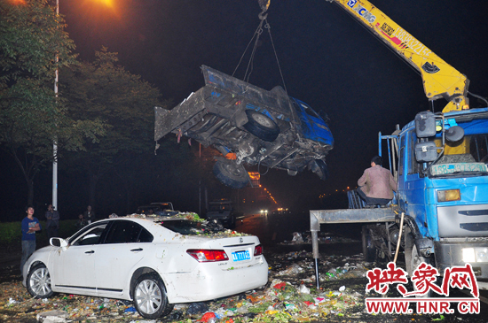 1點(diǎn)40許，兩輛車先后被吊起并拖離現(xiàn)場(chǎng)，停車場(chǎng)的幾位員工將路面清掃干凈，隨后該路段恢復(fù)通行。