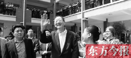 4月23日上午，崔琦偕夫人參觀寶豐一高