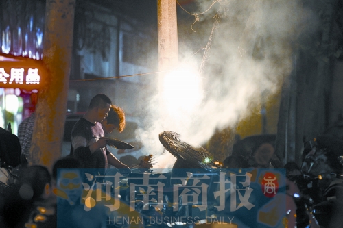夜晚，鄭州街頭的燒烤攤 記者 王春勝/攝